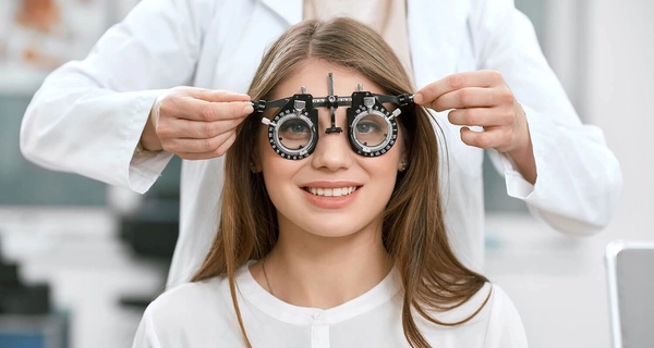 Seseorang melihat jauh dari layar komputernya