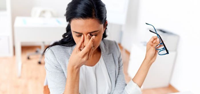 Meja kerja dengan tata cahaya yang nyaman